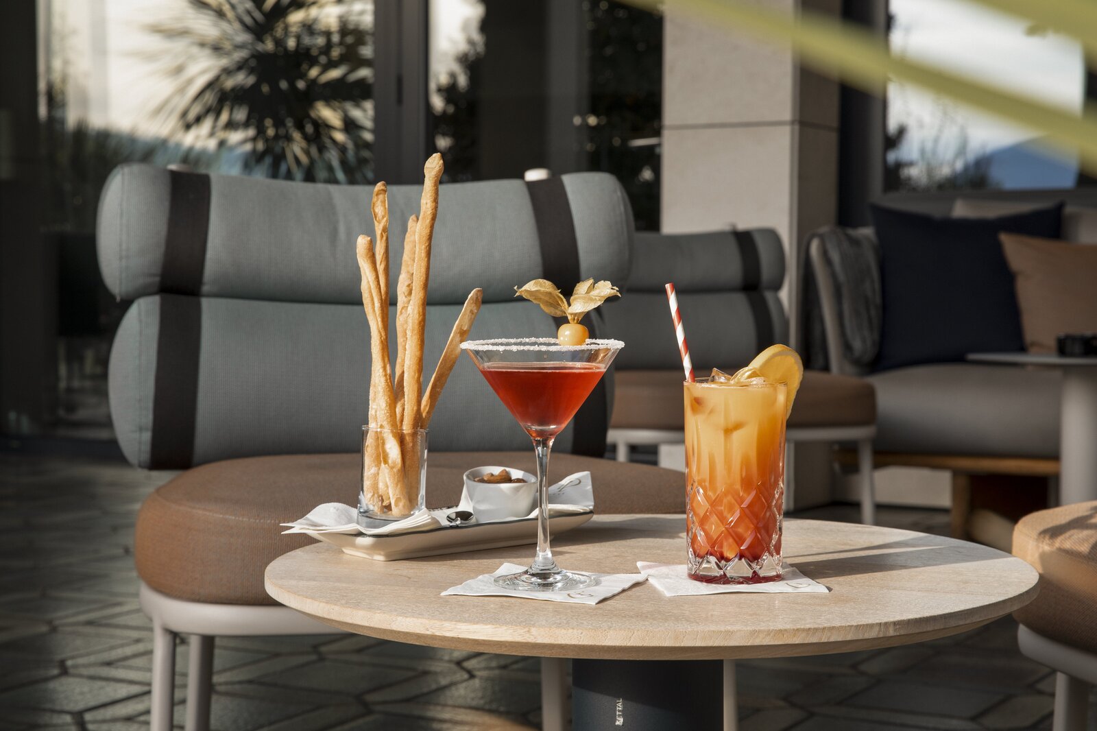 Apero, Cocktails & Italienischer Fingerfood an der Seepromenade im Stadtzentrum Cocktail mit Apero und Fingerfood in einer Lounge auf einer Terrasse in Locarno