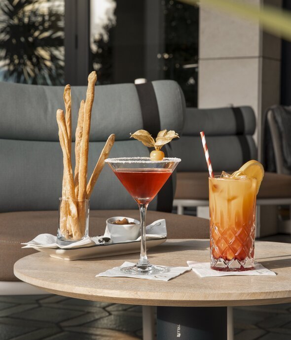 Cocktail mit Apero und Fingerfood in einer Lounge auf einer Terrasse in Locarno