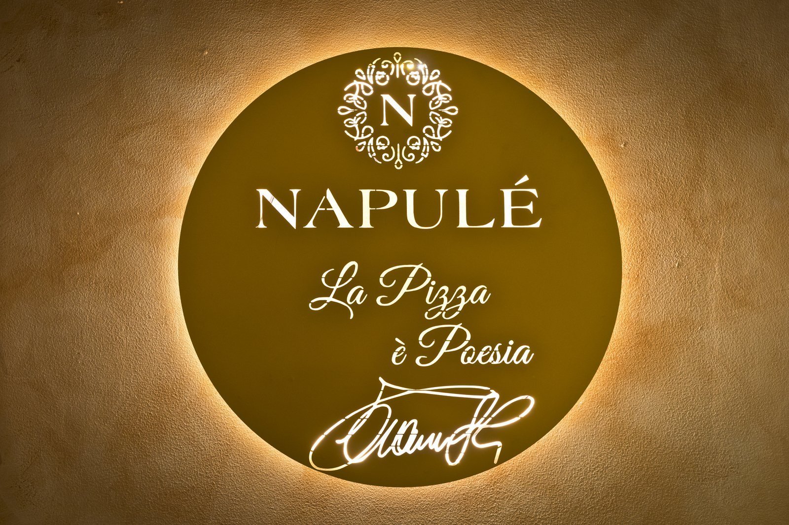 Italienisches Restaurant & Pizzeria Italienische Pizzeria & Restaurant Napule Logo an der Wand