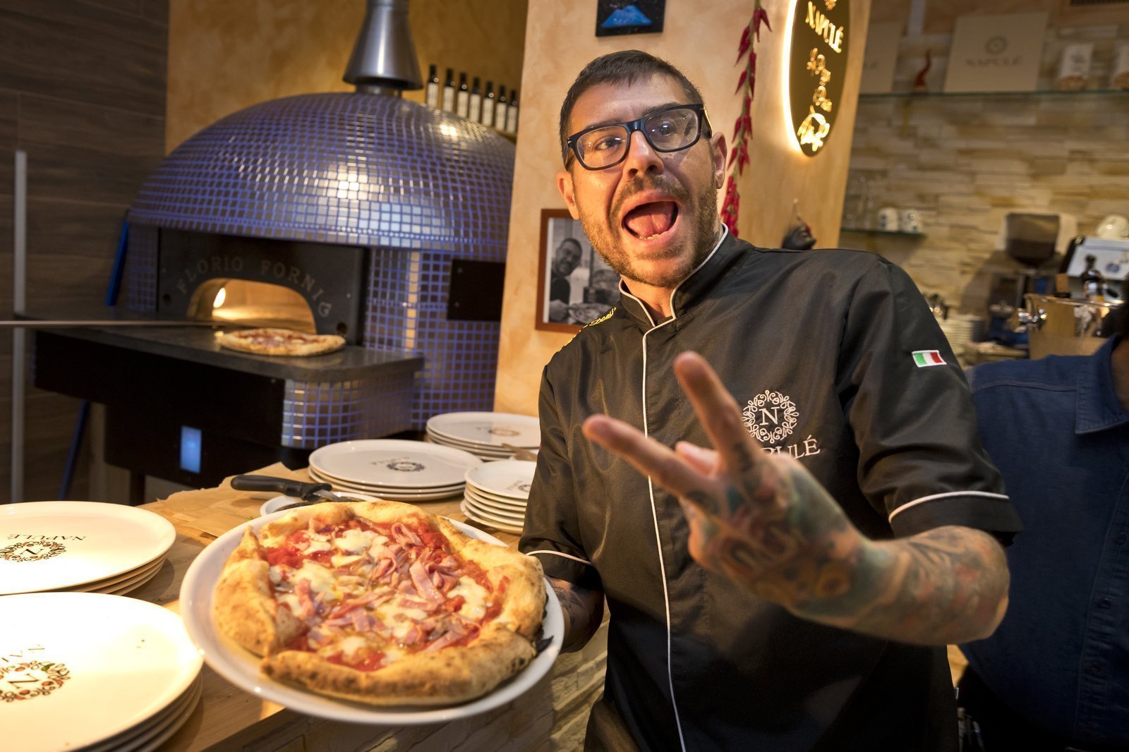 Italienische Genüsse am Seeufer: Entdecken Sie unsere Pizzeria im Herzen von Locarno! Tätowierter Pizzaiolo aus Locarno