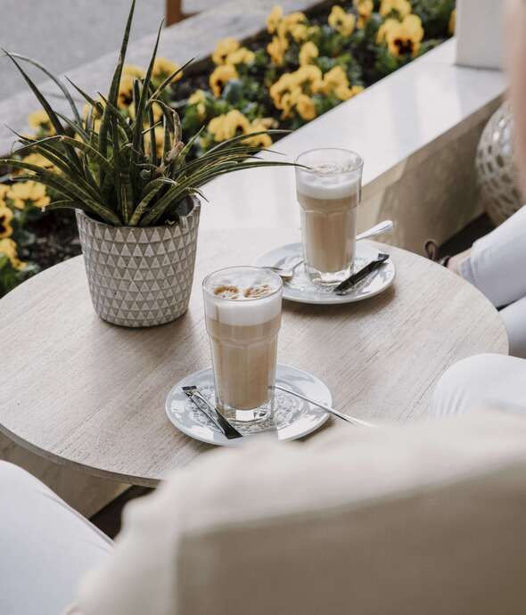 Kaffeegenuss an der Seepromenade: Feiner Kaffee auf unserer Terrasse in Locarno Ristorante La Palma
