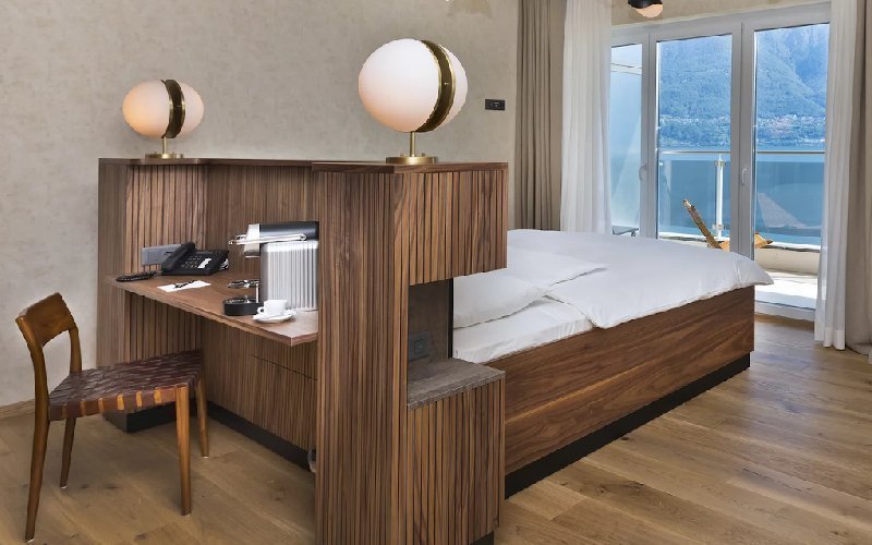 Room with workspace in Locarno