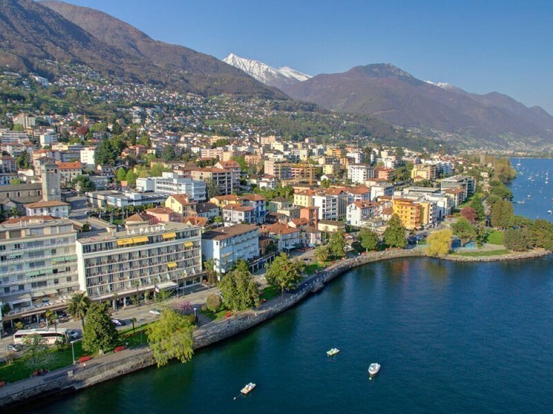 Hotel La Palma Vogelperspektive von der Seepromenade in Locarno am Lago Maggiore in der Schweiz